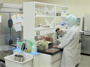 秦食品株式会社(株式会社神戸物産のグループ会社) 品質管理／転勤なし／賞与年2回／マイカー通勤OK／基本土日休