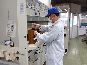 日本板硝子株式会社 【プライム市場】 未経験歓迎のガラス検査スタッフ／年休126日／土日祝休み