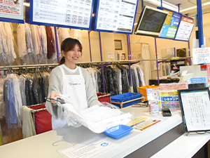 やなぎ屋株式会社 クリーニングの受付（未経験OK／40代・50代の方も活躍中）