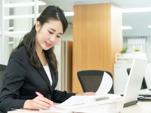 株式会社ワイケーシー (楠本化成グループ) 総務職（管理職候補）／月給34万円以上／年休122日／残業少