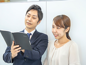 株式会社イーストアンドウエスト 経理／未経験歓迎／土日祝休／月給30万～／賞与2回／転勤なし