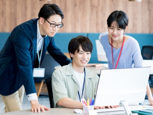 クルーズカンパニー株式会社 グラフィックデザイナー／完休2日制／土日祝休み／賞与2回