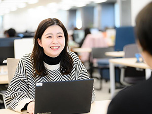 リコーリース株式会社 【プライム市場】 事務アシスタント／未経験歓迎／年間休日123日／17時半退勤