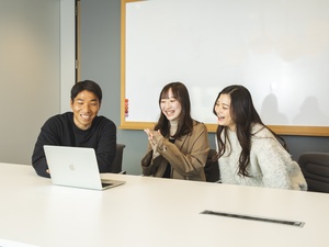 株式会社ｒｕｓｋ Webデザイナー／年休125日以上／広告&SNSで磨くスキル