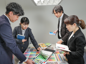 菅野包装資材株式会社 総務／未経験歓迎／基本定時退社／土日休み／売上128億円越