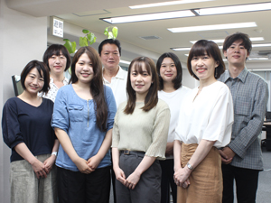 フォーグローブ株式会社 ハイブランド化粧品・コスメの公式ECサイト運営／年休124日