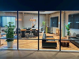 株式会社一朶や 総務事務スタッフ／空間装飾で楽しみを創る企業／安心の土日祝休