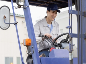 丸全流通サービス株式会社 (丸全昭和運輸株式会社のグループ会社) 工場内作業スタッフ／年休124日／賞与4ヶ月分／面接1回