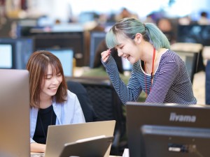 株式会社ｄａｚｚｙ ECサイト運営／未経験歓迎／土日祝休／服装・ネイル・髪型自由