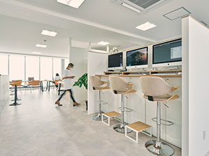 ディー・ディー・ウェーブ・ジャパン株式会社 グラフィックデザイナー／月残業15h程／20～30代前半活躍