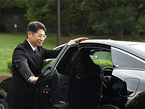 日本道路興運株式会社 役員専属ドライバー／面接確約／面接1回／完全週休2日制