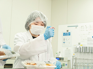 フジフーズ株式会社 品質管理（セブンイレブンのお弁当・お総菜製造）／年休120日