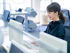 株式会社ｉ．ｃ．ＧＲＯＷ 経理事務／完全週休2日／10時始業～17時終業／月給27万円