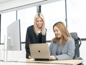 株式会社デイズ グラフィックデザイナー／未経験歓迎／月給27万円～／土日祝休