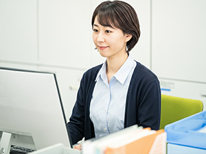 株式会社ロークス 営業事務／月給30万円～／3月23日オープン／車通勤OK