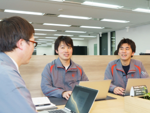 アイリスチトセ株式会社 (アイリスグループ) 家具搬入・設置の現場進行管理／オフィス・店舗メイン／資格不問