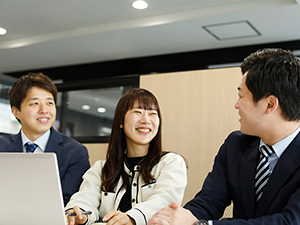 株式会社神戸物産 【プライム市場】 採用担当（中途・新卒）／学歴不問／転勤なし／土日休み