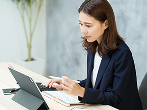 株式会社ロッテ免税店KANSAI (アジア最大級ロッテ免税店のグループ会社) 経理財務／残業少なめ／年休125日／経験を活かせる／関空勤務