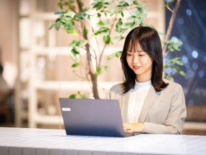 コクヨアンドパートナーズ株式会社 (コクヨグループ) 大手コーヒーチェーン本社事務／目黒駅すぐ／年休120日以上