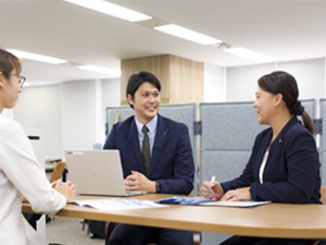 株式会社リエイライフ (株式会社リエイグループ) 食と住を支える営業職／残業20h未満／土日祝休／年休120日