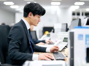 明鏡管理サービス株式会社 (グループ会社：キュービクルメンテ協会) 法人ルート営業／未経験から月給28万円以上／家賃補助あり