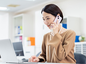 株式会社コマツ 業務事務（販売管理業務など）／化学塗料の卸売業／年休129日