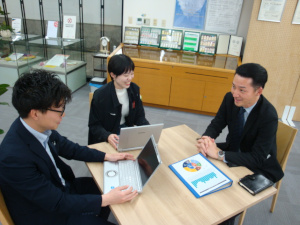 クロバー株式会社 企画営業／賞与実績4カ月／土日祝休／年休124日／残業10h