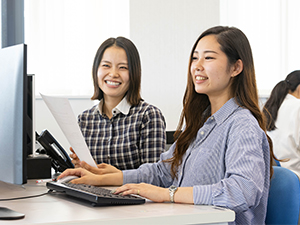 株式会社シモヤ 事務員／年間休日120日／未経験OK／17時30分退勤