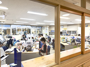 社会福祉法人青い鳥 事務総合職／年休130日以上／充実した福利厚生で定着率91%