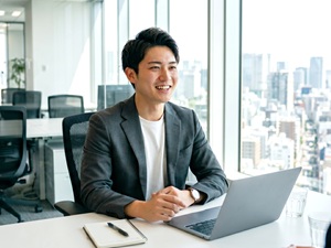 株式会社エンパワー DX企画／月給50万円～／賞与年2回／残業ほぼなし／土日休