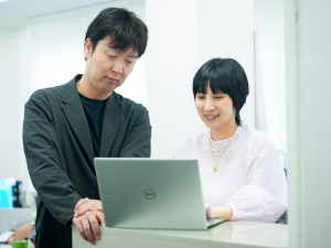 エクシム株式会社 動画配信スタッフ／未経験歓迎／年休127日／月給25万円以上