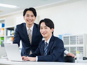ワールドベンチャー株式会社 証券事務／投資のプロ直下で学ぶ／年俸480万円～／土日祝休み