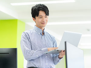 株式会社首都圏物流 経理／管理職／残業なし／賞与年2回／転勤なし／駅徒歩3分