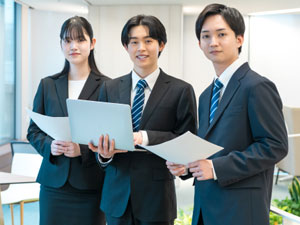 ＫＩＡトラスト株式会社 資産証券化マネジメント／未経験歓迎／年間休日127日