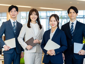 ＫＩＡトラスト株式会社 法務職／未経験歓迎／年収400万円～／年休127日／土日祝休