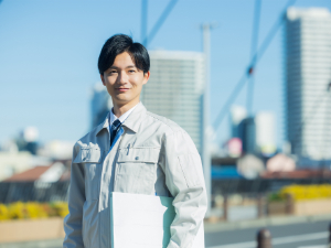 日誠金属株式会社 貴金属リサイクルの製造スタッフ／未経験歓迎／残業月平均5時間