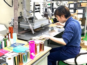 有限会社コスモテック 箔押し加工の職人／年休127日／土日祝休み／賞与最大年3回