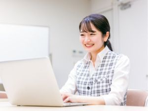 株式会社ベストライフ （事務系総合職）人事・研修サポート／未経験歓迎／原則定時退社