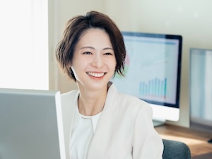 Ｅｍｅｒａｌｄ株式会社 財務・総務マネージャー／月給66.6万円~／年休125日