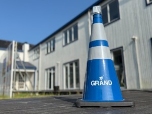グランド産業株式会社 物流品質管理スタッフ（事業所内勤務／看板作成・出荷準備）