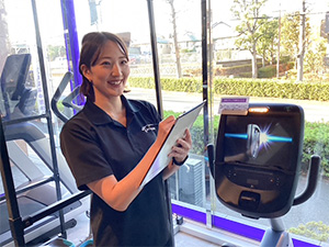 株式会社アズ 店舗運営スタッフ（店長候補）／年休120日以上／残業ほぼなし