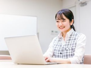 株式会社西井 専門商社の事務スタッフ／定時退社OK／年休120日（土日祝）