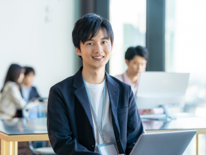 株式会社ルクス 経理担当／月給35万円以上／土日祝休み／残業月10h以下