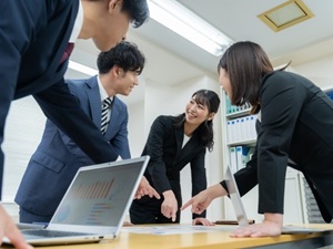 よしみ工産株式会社 ルート営業／閑散期は驚きの週休3日も！印刷知識ゼロからOK！