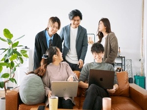 Ｂａｓｅ　ＡＤ合同会社 SNS運用／未経験歓迎／月給35万円～／残業月10h