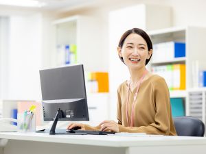 コーエイ・デライト株式会社 総務事務／土日祝休／年休120日～／残業なし／安定安心の経営