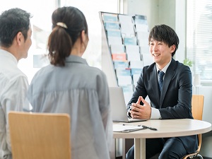 株式会社ジャストオートリーシング(グループ会社／株式会社ジャストカーセールス) 車の営業職／未経験歓迎／定着率100%／年休126日／残業少