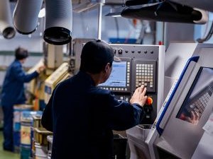 有限会社クヌギ螺子製作所 部品加工／未経験可／年休120日／日勤のみ／残業ほぼなし