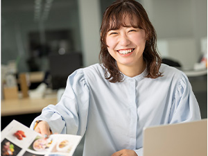 株式会社ビルボ 広告デザインのアシスタント／未経験可／年休120日～／賞与有