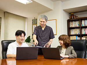 株式会社リフコム カタログの制作進行管理／年間休日127日／完全週休2日制